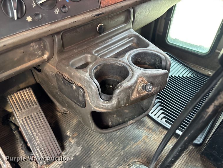 image for item FC1632 2003 Kenworth T800 semi truck