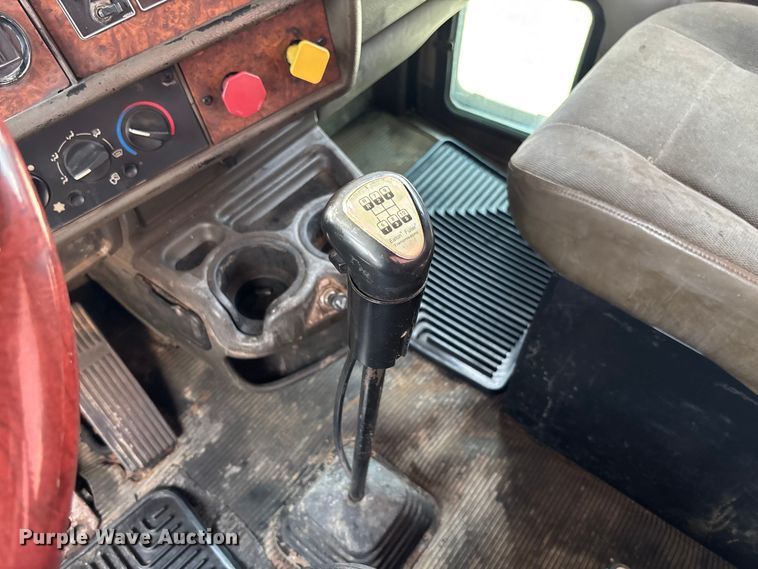 image for item FC1632 2003 Kenworth T800 semi truck