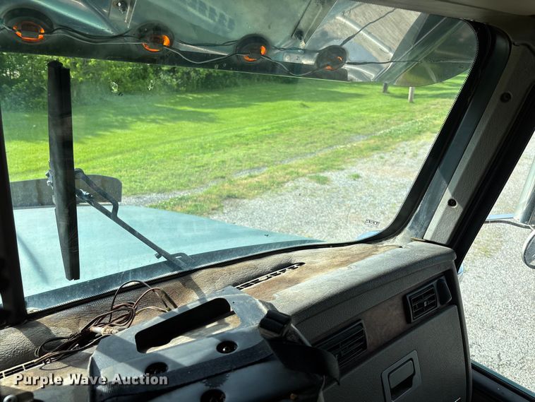 image for item FC1632 2003 Kenworth T800 semi truck