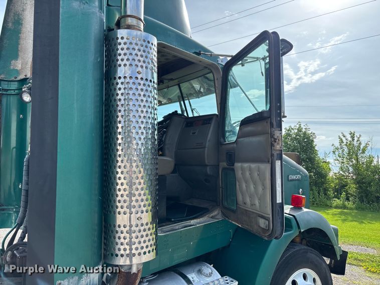 image for item FC1632 2003 Kenworth T800 semi truck