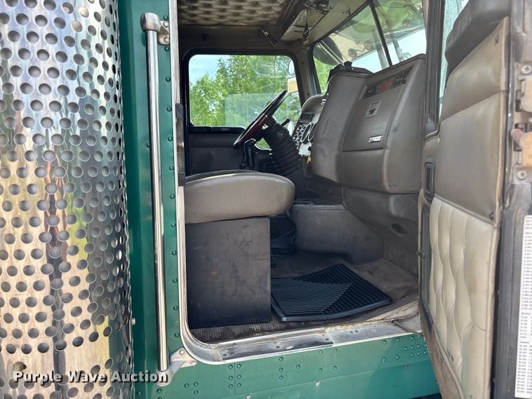 image for item FC1632 2003 Kenworth T800 semi truck
