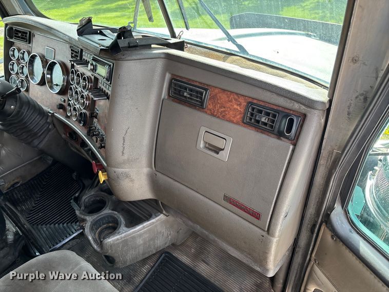 image for item FC1632 2003 Kenworth T800 semi truck