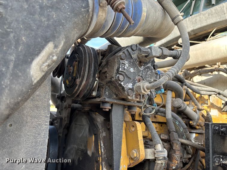 image for item FC1632 2003 Kenworth T800 semi truck