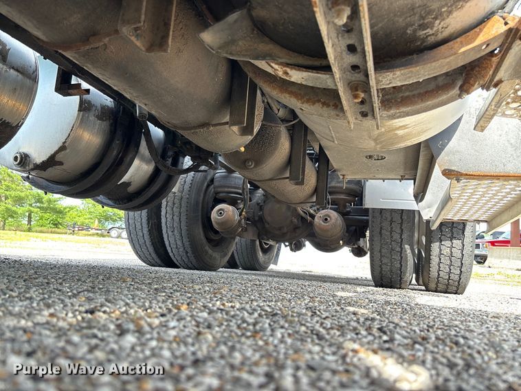 image for item FC1632 2003 Kenworth T800 semi truck