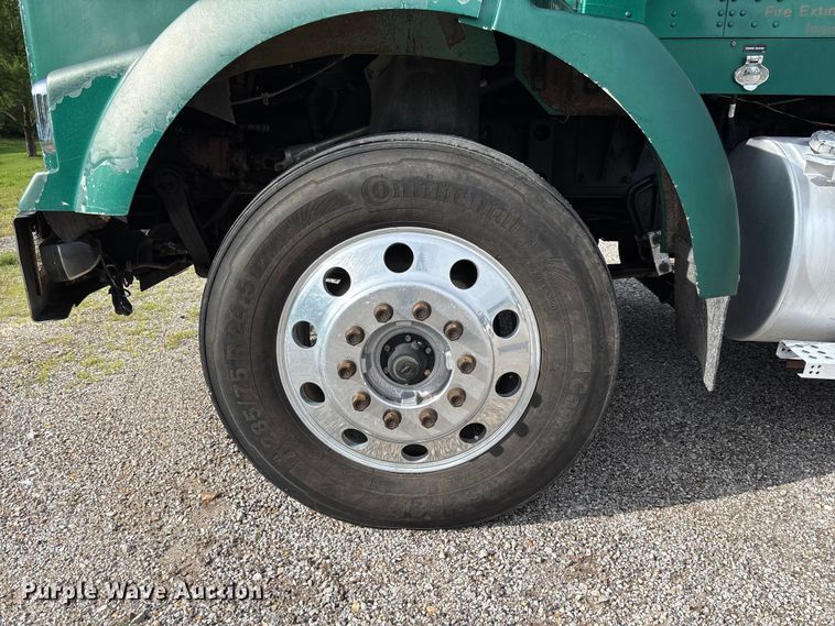 image for item FC1632 2003 Kenworth T800 semi truck