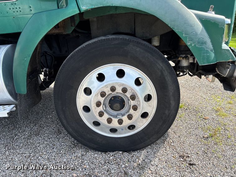 image for item FC1632 2003 Kenworth T800 semi truck