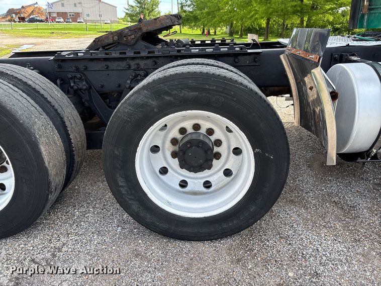 image for item FC1632 2003 Kenworth T800 semi truck