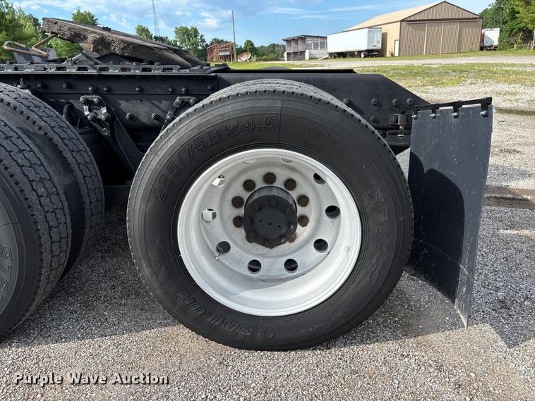 image for item FC1632 2003 Kenworth T800 semi truck