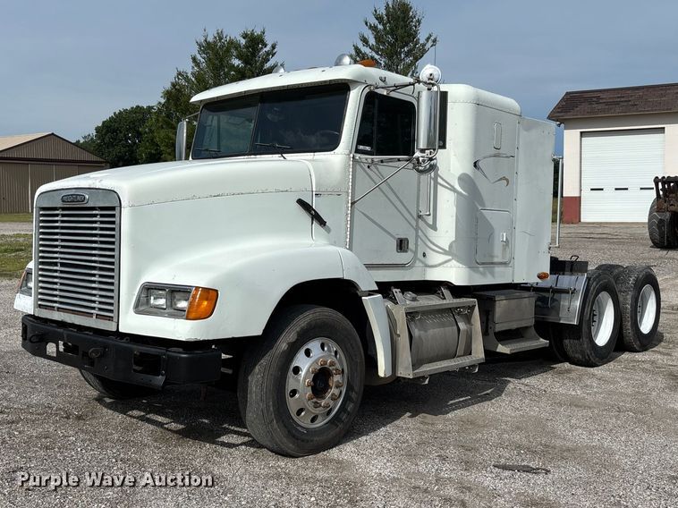 image for item FC1633 2001 Freightliner FLD112 semi truck