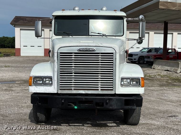 image for item FC1633 2001 Freightliner FLD112 semi truck
