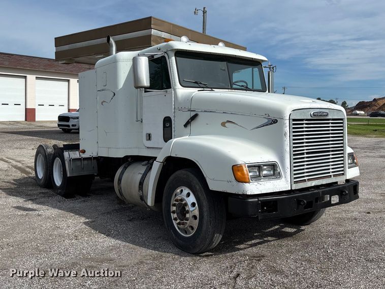 image for item FC1633 2001 Freightliner FLD112 semi truck