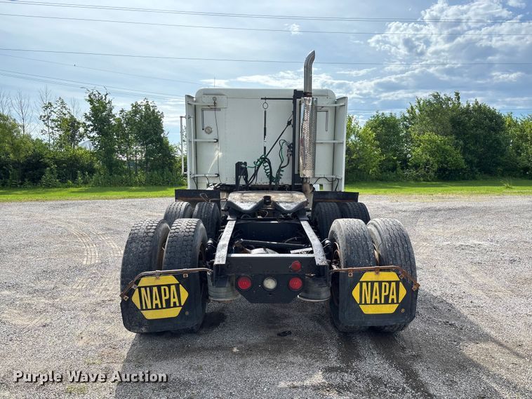image for item FC1633 2001 Freightliner FLD112 semi truck