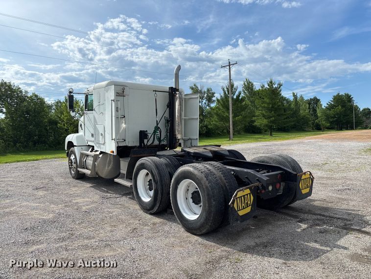 image for item FC1633 2001 Freightliner FLD112 semi truck