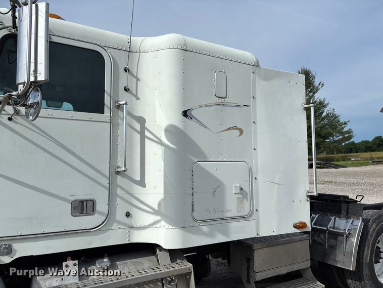 image for item FC1633 2001 Freightliner FLD112 semi truck