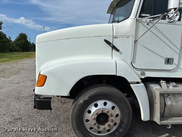 image for item FC1633 2001 Freightliner FLD112 semi truck