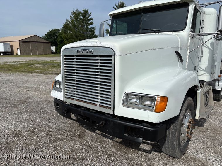 image for item FC1633 2001 Freightliner FLD112 semi truck