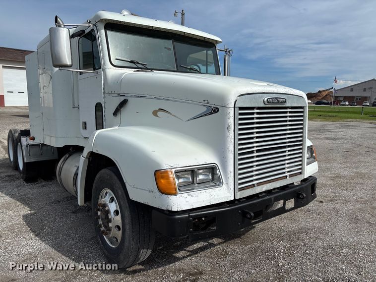 image for item FC1633 2001 Freightliner FLD112 semi truck