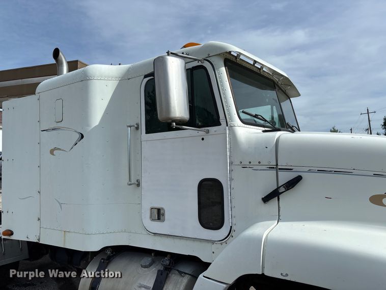 image for item FC1633 2001 Freightliner FLD112 semi truck