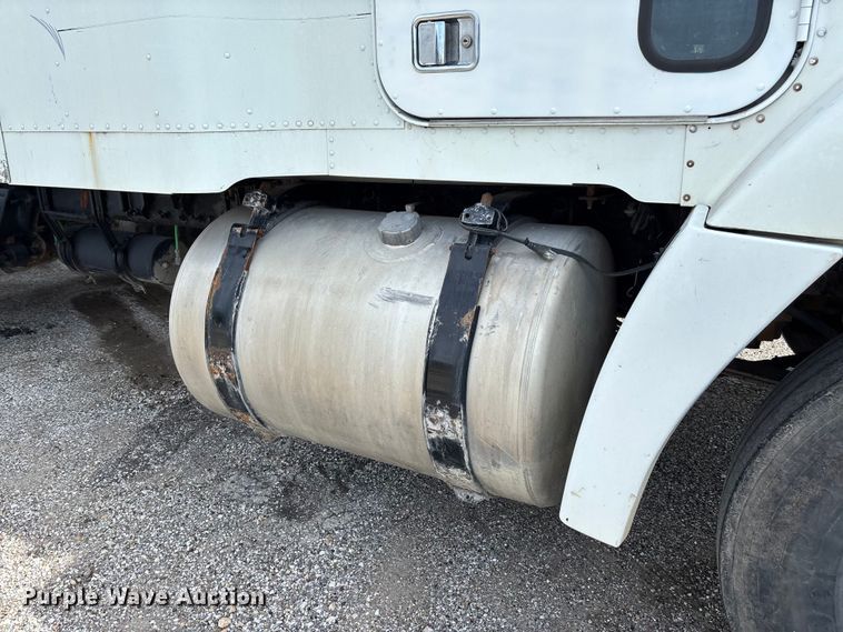 image for item FC1633 2001 Freightliner FLD112 semi truck