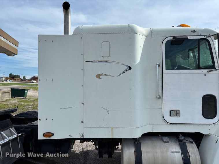image for item FC1633 2001 Freightliner FLD112 semi truck
