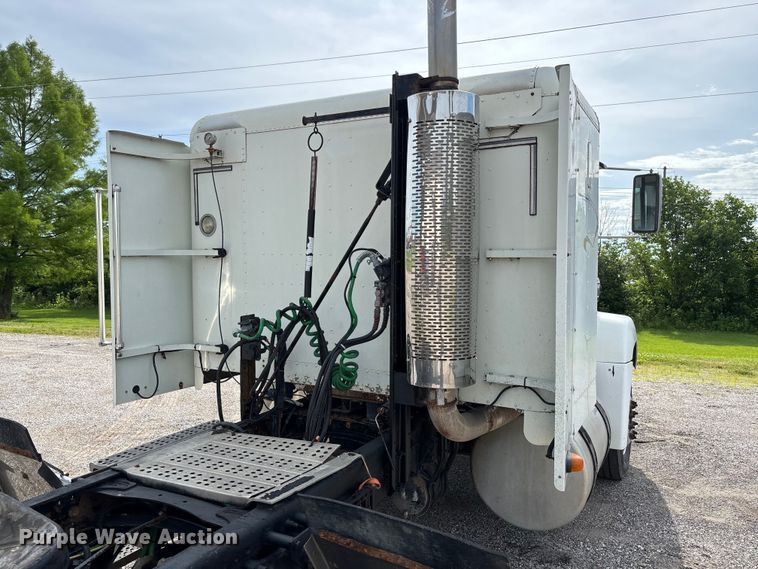 image for item FC1633 2001 Freightliner FLD112 semi truck