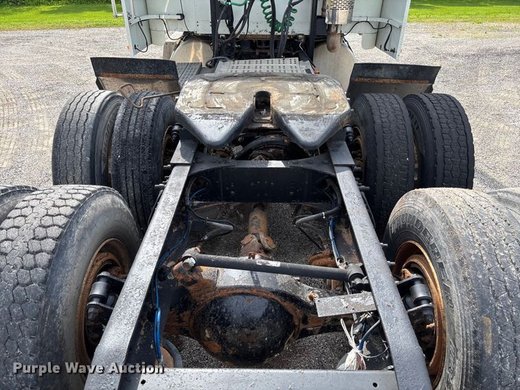 image for item FC1633 2001 Freightliner FLD112 semi truck