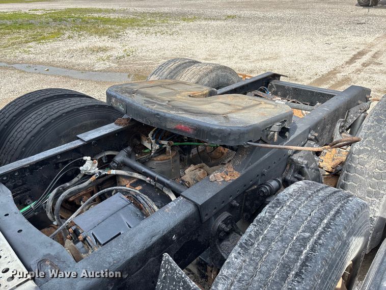 image for item FC1633 2001 Freightliner FLD112 semi truck