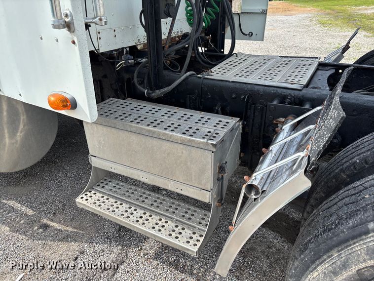 image for item FC1633 2001 Freightliner FLD112 semi truck