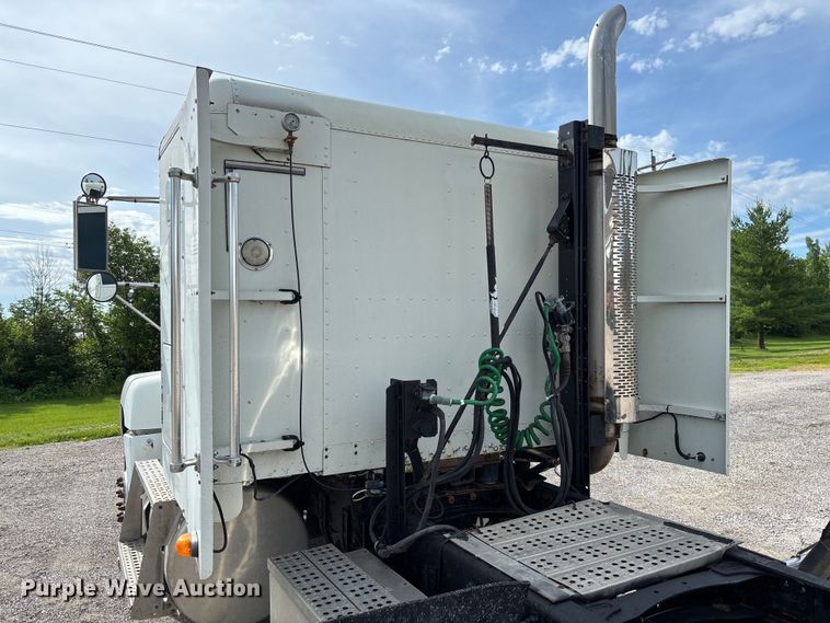 image for item FC1633 2001 Freightliner FLD112 semi truck