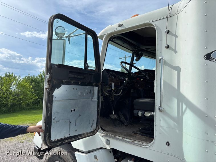 image for item FC1633 2001 Freightliner FLD112 semi truck