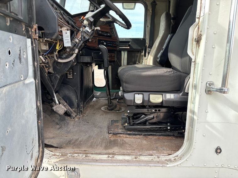 image for item FC1633 2001 Freightliner FLD112 semi truck