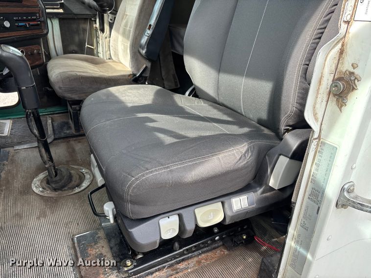 image for item FC1633 2001 Freightliner FLD112 semi truck