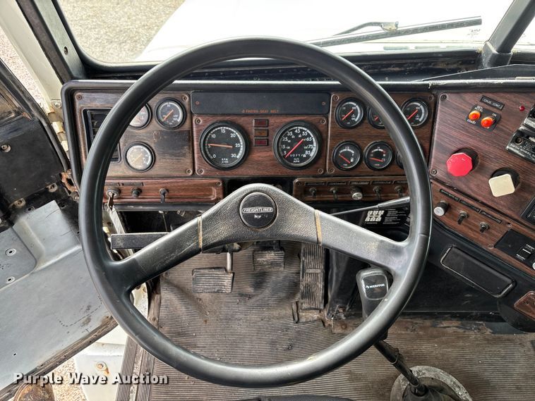 image for item FC1633 2001 Freightliner FLD112 semi truck