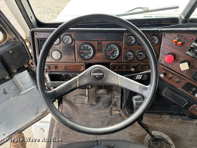 image for item FC1633 2001 Freightliner FLD112 semi truck