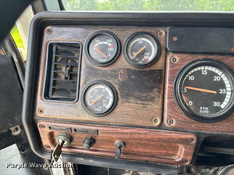 image for item FC1633 2001 Freightliner FLD112 semi truck
