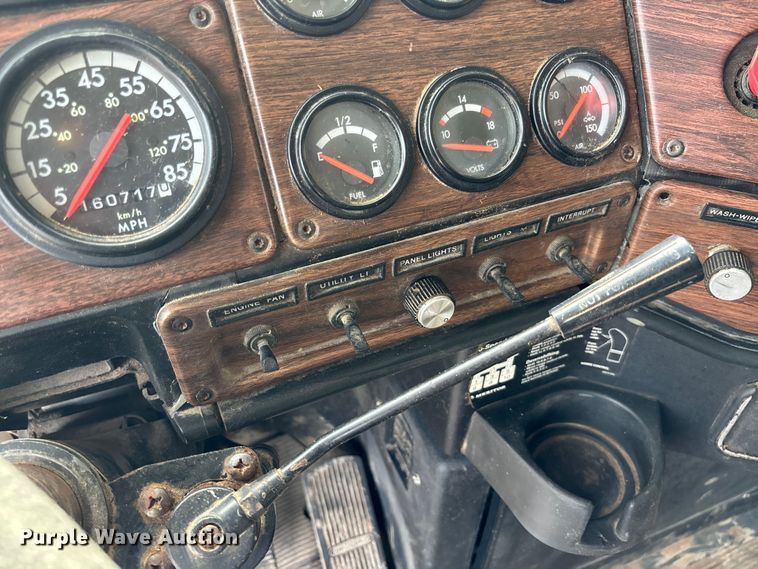 image for item FC1633 2001 Freightliner FLD112 semi truck