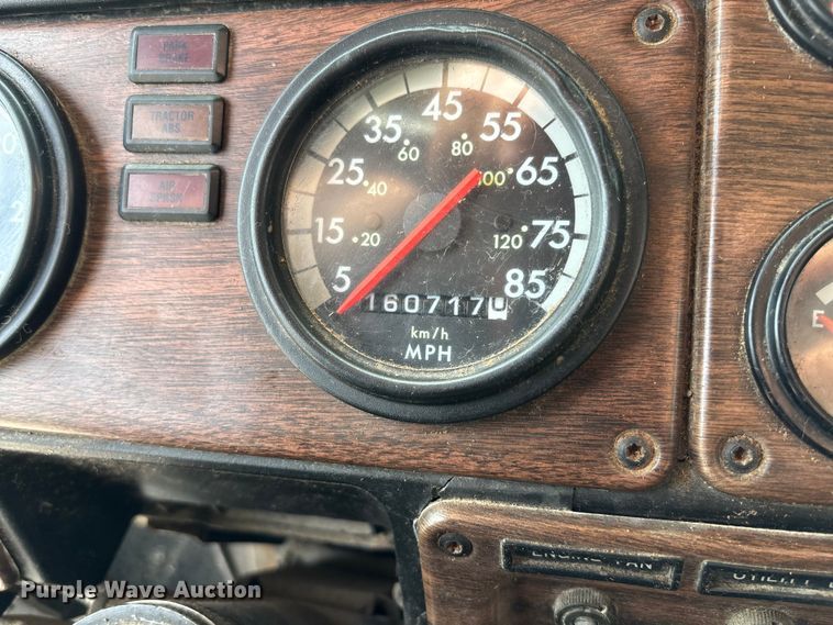 image for item FC1633 2001 Freightliner FLD112 semi truck