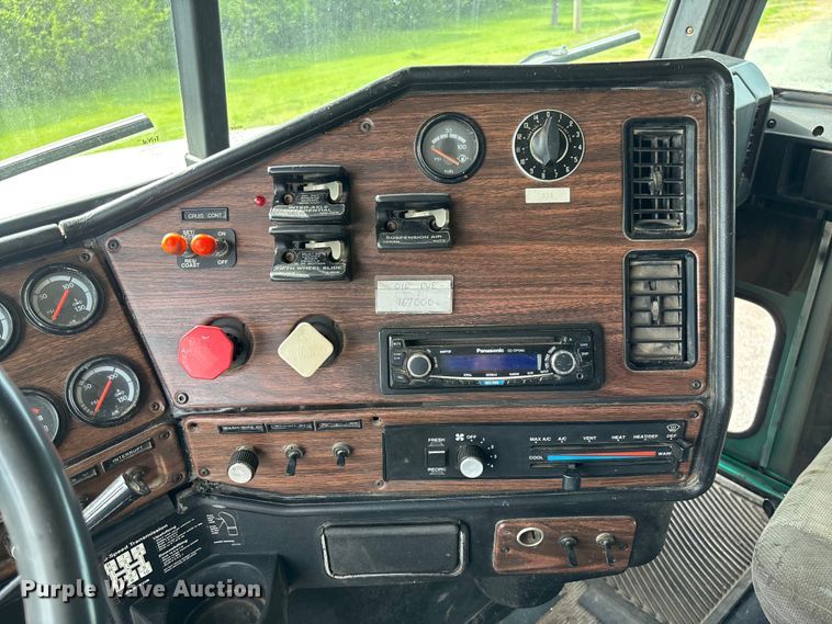 image for item FC1633 2001 Freightliner FLD112 semi truck