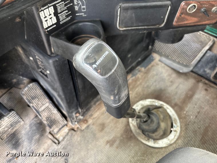 image for item FC1633 2001 Freightliner FLD112 semi truck