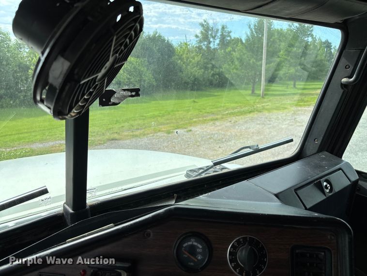 image for item FC1633 2001 Freightliner FLD112 semi truck