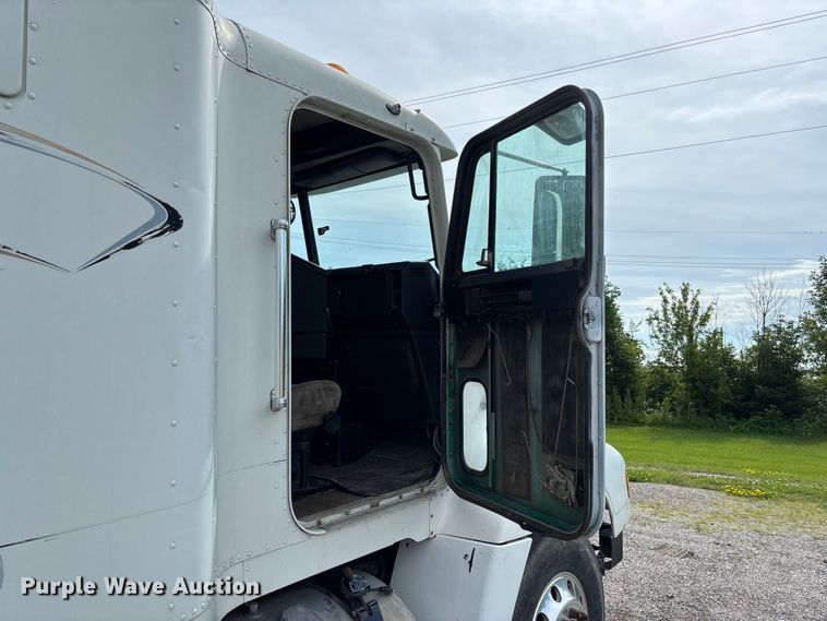 image for item FC1633 2001 Freightliner FLD112 semi truck