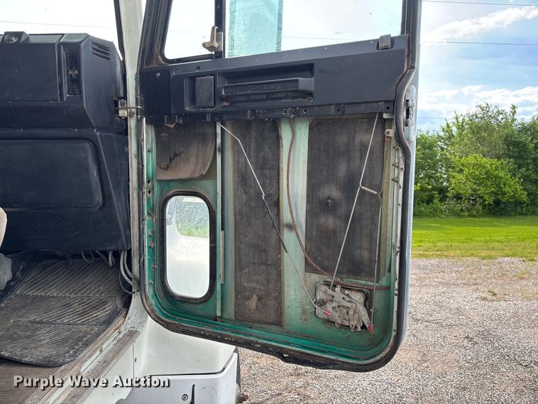 image for item FC1633 2001 Freightliner FLD112 semi truck