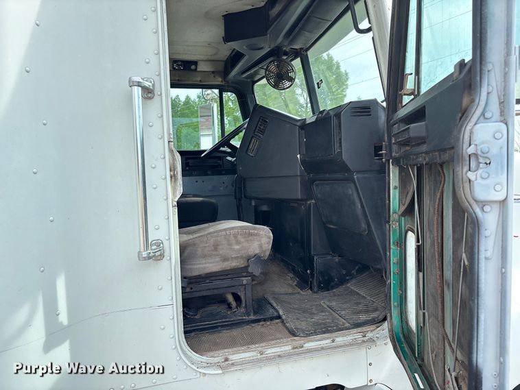 image for item FC1633 2001 Freightliner FLD112 semi truck