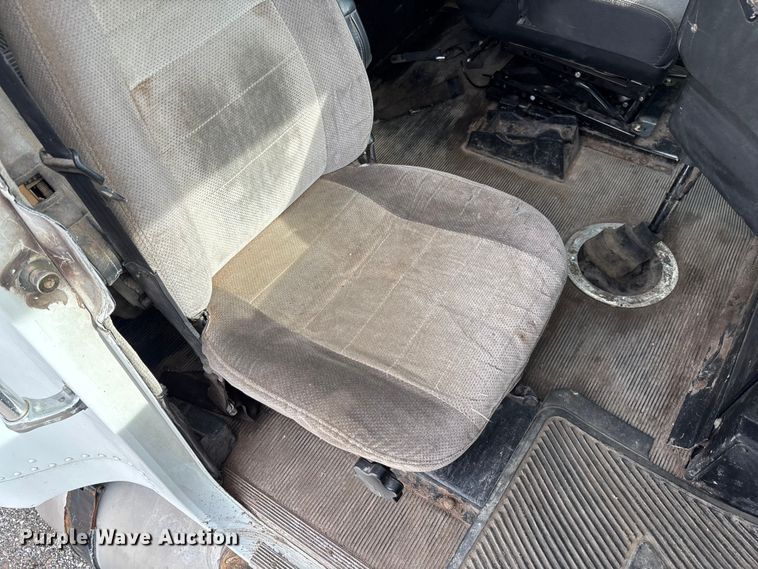 image for item FC1633 2001 Freightliner FLD112 semi truck