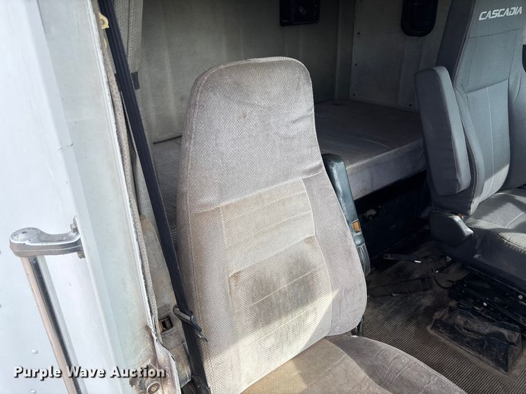 image for item FC1633 2001 Freightliner FLD112 semi truck