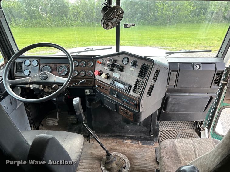 image for item FC1633 2001 Freightliner FLD112 semi truck