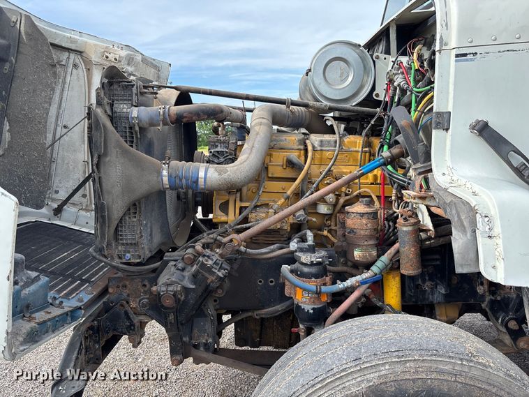 image for item FC1633 2001 Freightliner FLD112 semi truck