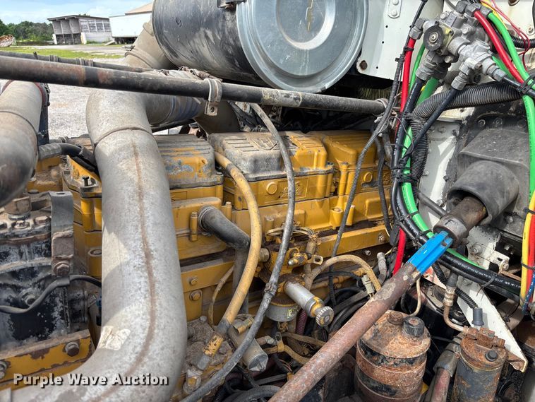 image for item FC1633 2001 Freightliner FLD112 semi truck