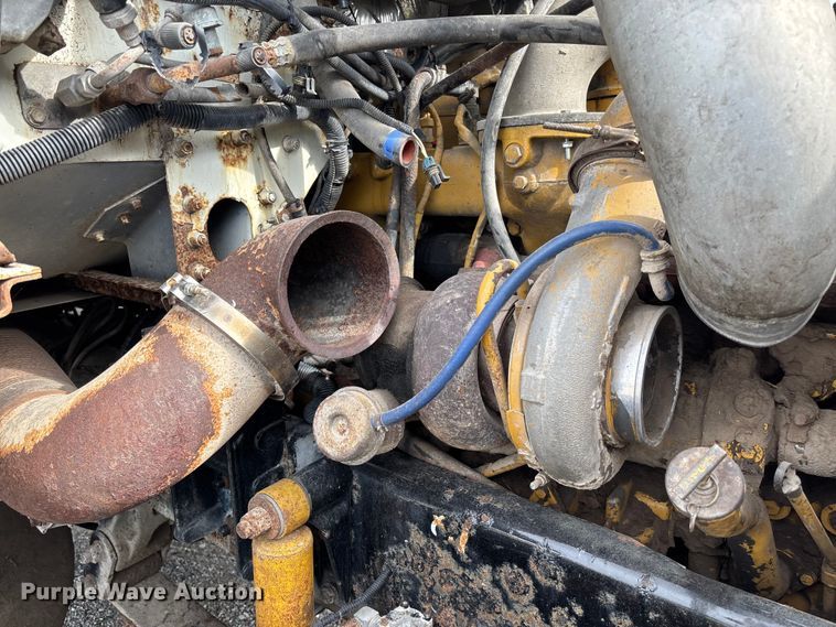 image for item FC1633 2001 Freightliner FLD112 semi truck