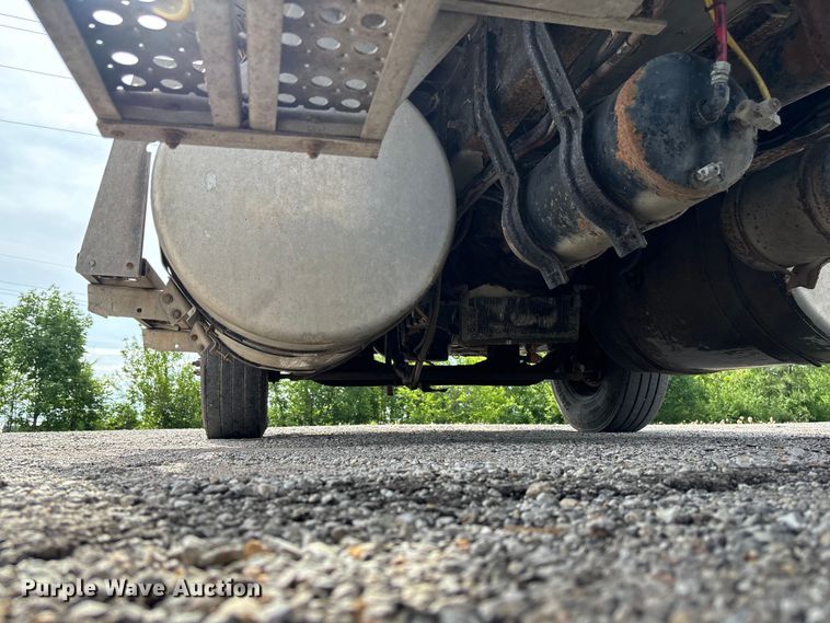 image for item FC1633 2001 Freightliner FLD112 semi truck